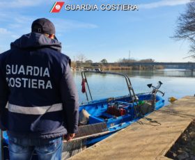 CONTRASTO ALLA PESCA ILLEGALE. LA GUARDIA COSTIERA SEQUESTRA ATTREZZI E PESCATO