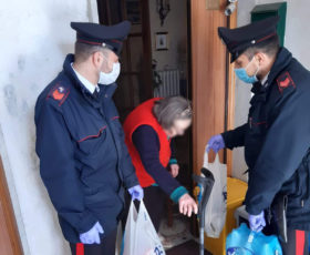 Anziana sola a casa e senza cibo, i carabinieri gli portano cibo e le fanno compagnia