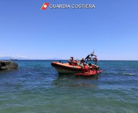 Si sente male in spiaggia, 20enne soccorso dalla Guardia Costiera