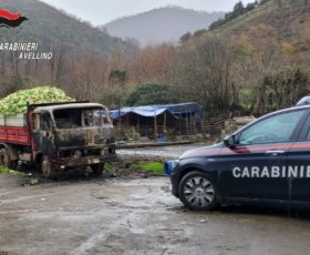 A fuoco un camioncino di un pastore, indagini in corso