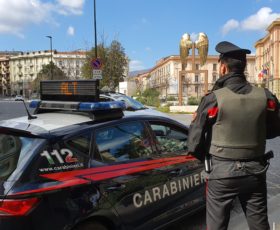 Trovato per la seconda volta alla guida senza patente, denunciato ventenne, rischia un anno di carcere