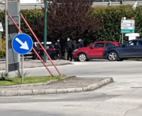 Solofra. Paziente si allontana dal reparto psichiatria del Landolfi e si siede sul muretto vigilato dai carabinieri, in attesa del padre