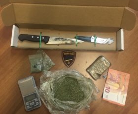 SALERNO: Polizia di Stato – Sorpresa con droga e coltello nella borsetta, 45enne incensurata arrestata