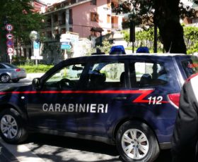 Serino. Donna chiama il 112 minacciando il suicido, l’intervento dei carabinieri la salvano