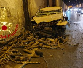 Solofra, galleria monte Pergola – auto tampona un camion che trasporta legna, in due in ospedale