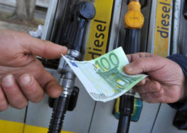 Rincari record carburanti, dal maggio 2001  quasi il 67% in più