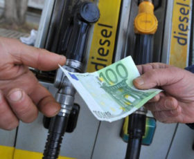 Rincari record carburanti, dal maggio 2001  quasi il 67% in più
