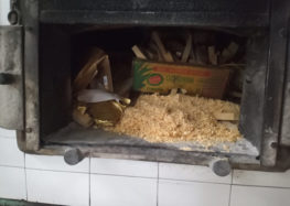 Sequestrati 350 kg di pane e taralli cotti con legna di scarto, anche verniciato, denunciato panettiere