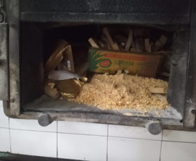 Sequestrati 350 kg di pane e taralli cotti con legna di scarto, anche verniciato, denunciato panettiere