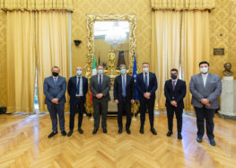 Il presidente della Camera Fico consegna il ritratto di Matteo Angelo Galdi al sindaco Morra