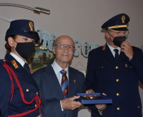 SALERNO: LA POLIZIA FESTEGGIA IL POLIZIOTTO CHE COMPIE 100 ANNI