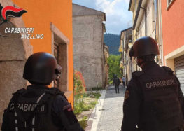 Montella: si era chiuso in casa da mercoledì, i carabinieri fanno irruzione e lo bloccano