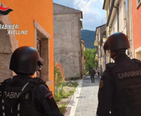Montella: si era chiuso in casa da mercoledì, i carabinieri fanno irruzione e lo bloccano