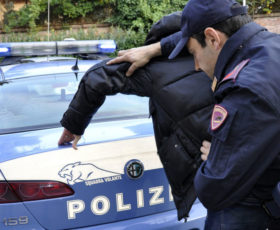 Ruba un scooter e si da alla fuga, la polizia lo blocca in via Roma e lo arresta