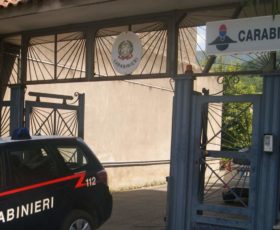 ASSICURA L’AUTO A PREZZO CONVENIENTE MA, FERMATO DAI CARABINIERI, VIENE A GALLA IL RAGGIRO