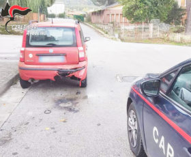 Appiccano il fuoco sperando che i due grossi pedardi messi sotto l’auto esplodessero