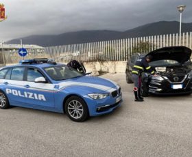 Rivendita di auto rubate a Castellammare. La Polizia Stradale denuncia per riciclaggio un commerciante d’auto 56enne