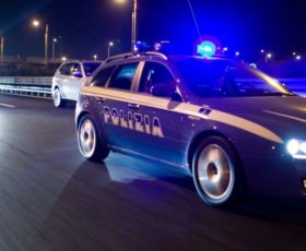 Ruba un auto e scappa in autostrada, la Polizia Stradale lo intercetta con il satellitare e lo blocca