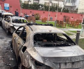 Auto incendiate al comando di polizia municipale